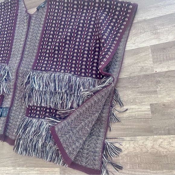 GUESS Charlotte Jacquard Poncho Jacket Cape One Size Sweater Knit Poncho - Picture 9 of 13